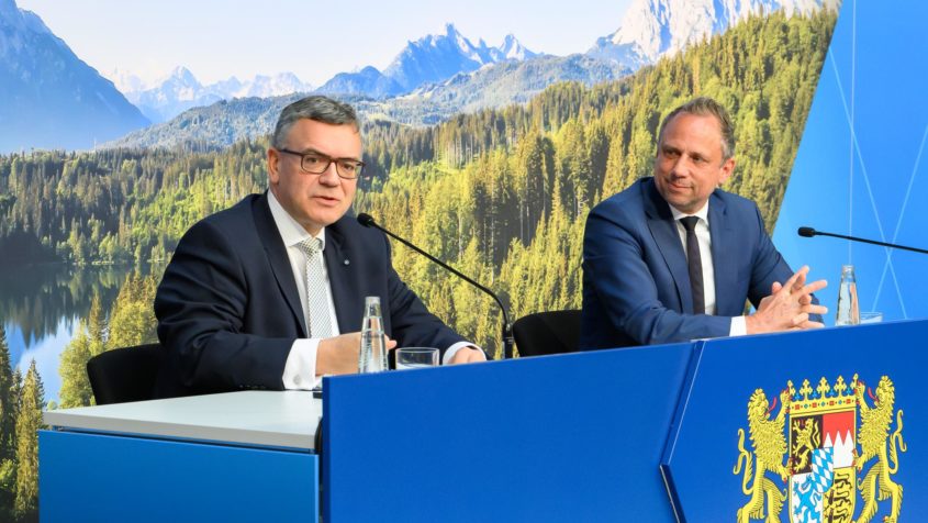 Die Pressekonferenz mit Staatskanzleiminister Dr. Florian Herrmann ...