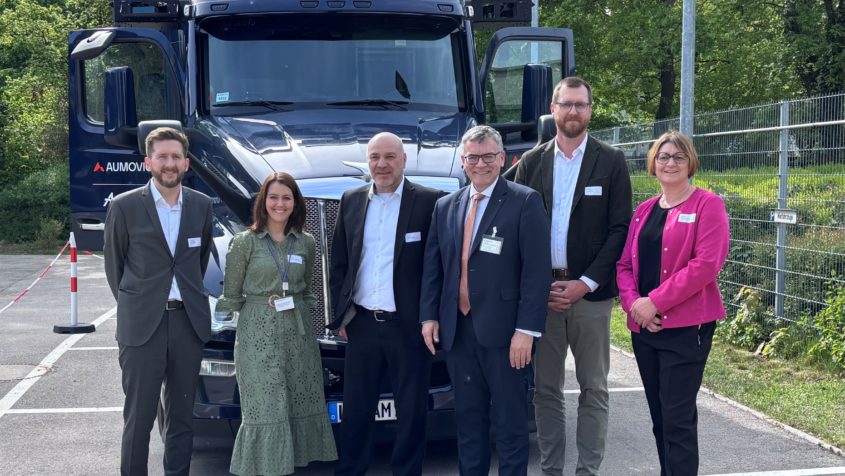 Staatsminister Dr. Florian Herrmann besucht die AUMOVIO Autonomous Mobility Germany GmbH in Ingolstadt.