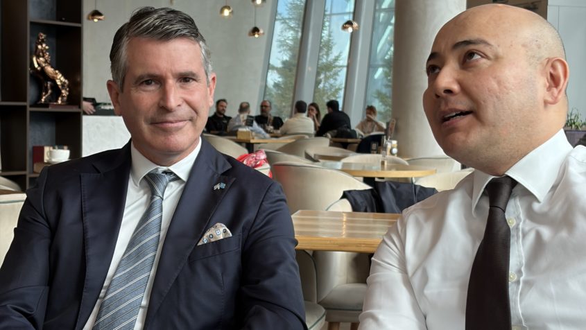 Staatsminister Eric Bei&szlig;wenger und der stellvertretende Minister f&uuml;r internationale Angelegenheiten der Republik Kasachstan, Alibek Kuantyrov.