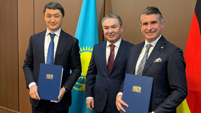 Der stellvertretende Minister für Industrie und Bauwesen der ...