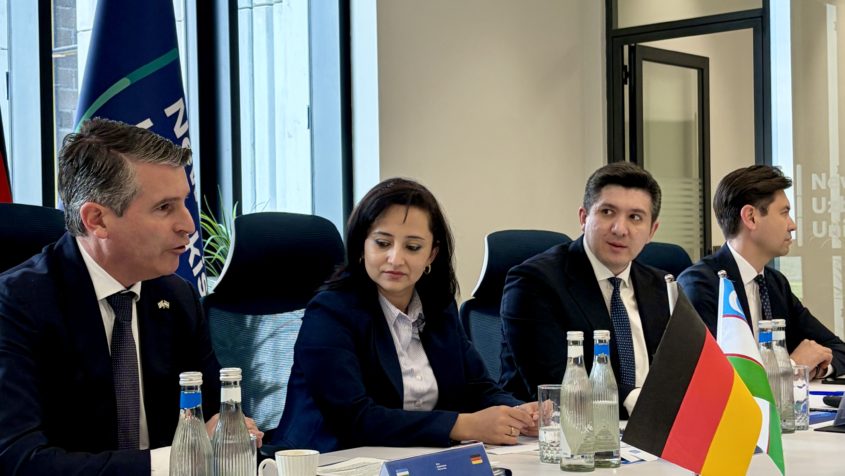 Staatsminister Eric Bei&szlig;wenger: "Auf einer Fl&auml;che von bis zu 50 Hektar soll hier mit Unterst&uuml;tzung der TU M&uuml;nchen eine hochmoderne internationale Universit&auml;t in 16 Geb&auml;uden entstehen. Startschuss war 2021. Das Hauptgeb&auml;ude soll schon im September 2026 eingeweiht werden. Die Unterrichtssprache wird Englisch sein. Entwicklungspartner war die TUM International GmbH. Gemeinsam planen wir ein Elite Internship Program, das Studenten praktische Erfahrungen in bayerischen Unternehmen erm&ouml;glichen soll. So schaffen wir Br&uuml;cken zwischen Theorie und Praxis und zwischen unseren L&auml;ndern."