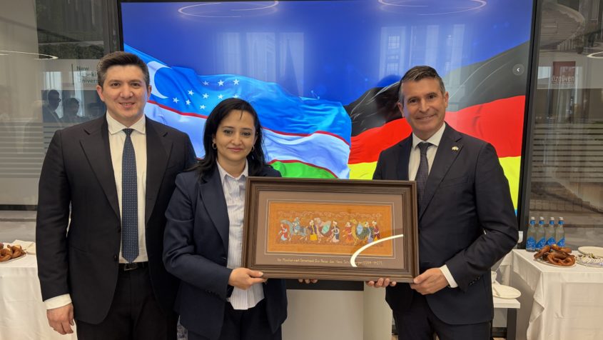 Bei seinem Besuch der New Uzbekistan University in Taschkent besichtigt Staatsminister Eric Bei&szlig;wenger unter anderem das pr&auml;sidiale Vorzeigeprojekt &bdquo;New Tashkent&ldquo;.