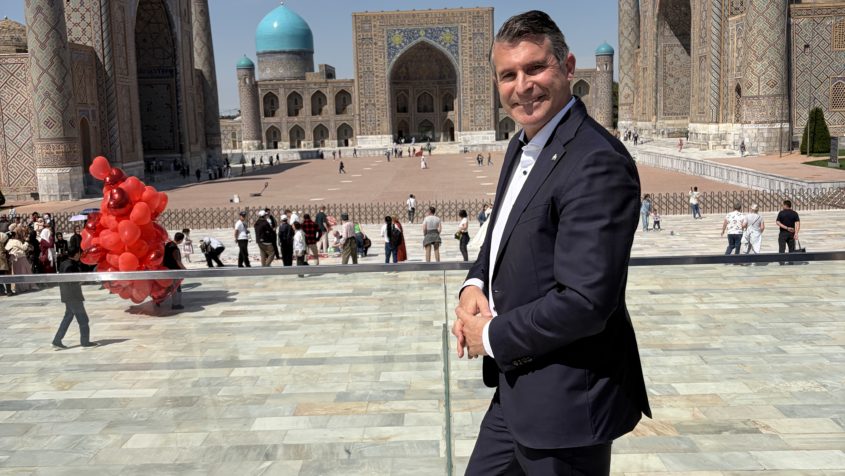 Im Samarkand besucht Staatsminister Eric Bei&szlig;wenger das Amir-Temur-Mausoleum, den Registan-Platz und die Bibi-Chanum-Moschee. Staatsminister Bei&szlig;wenger: "Die zum UNESCO-Welterbe geh&ouml;renden architektonischen Denkm&auml;ler machen Samarkand zum wichtigsten Zentrum f&uuml;r internationalen Tourismus in Usbekistan. Sie geh&ouml;ren zu den bedeutendsten historischen Orten Mittelasiens. Diese tausend Jahre alte Kultur ist absolut faszinierend und beeindruckend. Der kurze Rundgang war schon ein Highlight unserer Zentralasienreise."