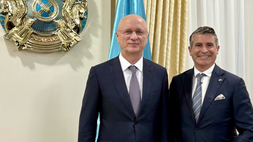 Der Erste stellvertretende Premierminister der Republik Kasachstan, Roman Sklyar, empf&auml;ngt Staatsminister Eric Bei&szlig;wenger zum Gespr&auml;ch.