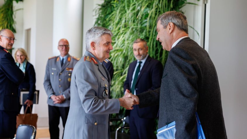 Ministerpr&auml;sident Dr. Markus S&ouml;der begr&uuml;&szlig;t den Befehlshaber des Operativen F&uuml;hrungskommandos der Bundeswehr, Generalleutnant Alexander Sollfrank.