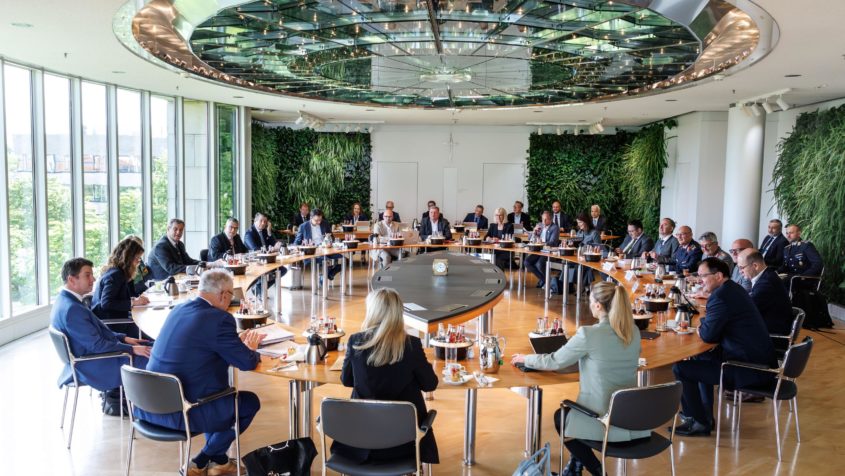 Das Kabinett befasst sich in der Sitzung am 19. Mai 2026 insbesondere mit sicherheits- und verteidigungspolitischen Themen.