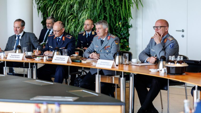 Der Kommandeur des Landeskommandos Bayern, Brigadegeneral Thomas Hambach, der Befehlshaber des Operativen F&uuml;hrungskommandos der Bundeswehr, Generalleutnant Alexander Sollfrank, der Kommandeur der Sanit&auml;tsakademie der Bundeswehr, Generalstabsarzt Dr. Hans-Ulrich Holtherm, nehmen als G&auml;ste an der Kabinettssitzung teil.