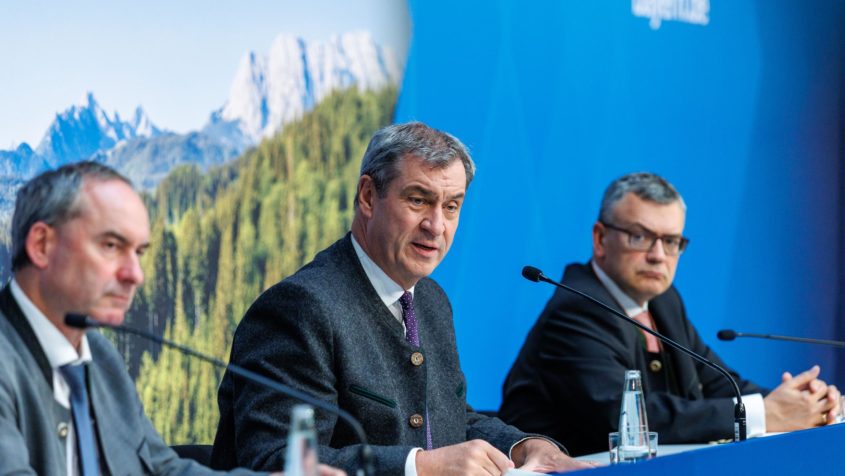 In der Pressekonferenz informieren Wirtschaftsminister Hubert Aiwanger, Ministerpr&auml;sident Dr. Markus S&ouml;der und Staatskanzleiminister Dr. Florian Herrmann &uuml;ber die wesentlichen Ergebnisse der Kabinettssitzung.