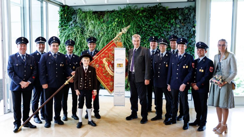 Gruppenbild mit Ministerpräsident Dr. Markus Söder und einer ...