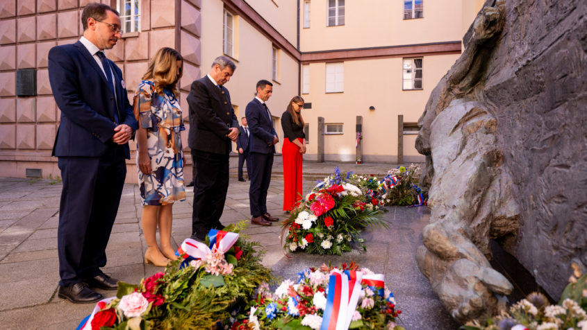 Gedenken nach der Kranzniederlegung am Kaunitz-Kolleg in Brünn: Die Brünner Oberbürgermeisterin Markéta Vanková (2. von links), Ministerpräsident Dr. Markus Söder (Mitte) und Kreishauptmann Jan Grolich (2. von rechts).