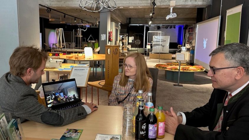 Im Gespr&auml;ch (v.l.n.r.): Der Gesch&auml;ftsf&uuml;hrer und Co-Gr&uuml;nder der Curiocity gGmbH, Kim Ludwig-Petsch, die Zweite B&uuml;rgermeisterin von Hallbergmoos, Tanja Knieler, und Staatsminister Dr. Florian Herrmann. &copy; Curiocity gGmbH