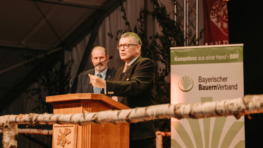 Staatskanzleiminister Dr. Florian Herrmann zu Gast beim M&uuml;hldorfer Kreisbauerntag in Oberbergkirchen. &copy; Simone Kienzl