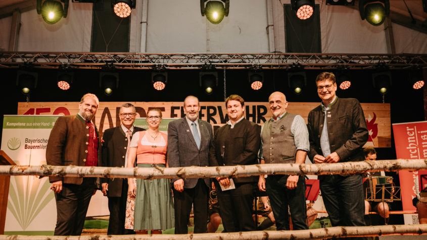 Gruppenbild unter anderem mit Staatskanzleiminister Dr. Florian Herrmann (2. von links), dem Kreisobmann des BBV-Kreisverbandes M&uuml;hldorf, Ulrich Niederschweiberer (Mitte), und dem Landrat des Landkreises M&uuml;hldorf a. Inn, Max Heimerl (rechts). &copy; Simone Kienzl