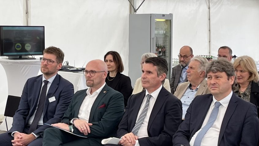 Der Vorstandsvorsitzende der SGL Carbon SE, Andreas Klein, Digitalminister Dr. Fabian Mehring, Europaminister Eric Bei&szlig;wenger und der Erste B&uuml;rgermeister des Marktes Meitingen, Dr. Michael Higl (v.l.n.r.). &copy; SGL Carbon SE