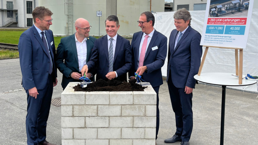 Grundsteinlegung f&uuml;r den Luftzerleger der SGL Carbon GmbH in Meitingen unter anderem mit Digitalminister Dr. Fabian Mehring und Europaminister Eric Bei&szlig;wenger. &copy; SGL Carbon SE