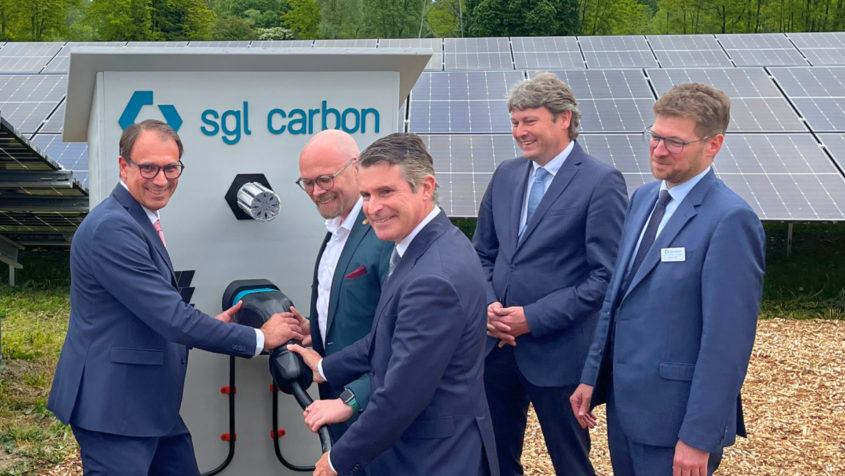 Europaminister Eric Bei&szlig;wenger: "SGL Carbon zeigt eindrucksvoll, wie industrielle Transformation gelingt: mit Nachhaltigkeit und Innovation entsteht Wettbewerbsf&auml;higkeit. Der Standort Meitingen ist mit rund 900 Besch&auml;ftigten ein echtes Schwergewicht f&uuml;r die Region und ein klares Bekenntnis zur industriellen Zukunft Bayerns." &copy; SGL Carbon SE