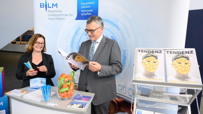 Bei einem Rundgang &uuml;ber die Lokalmedientage besucht Medienminister Dr. Florian Herrmann den Stand der Bayerischen Landeszentrale f&uuml;r neue Medien (BLM).