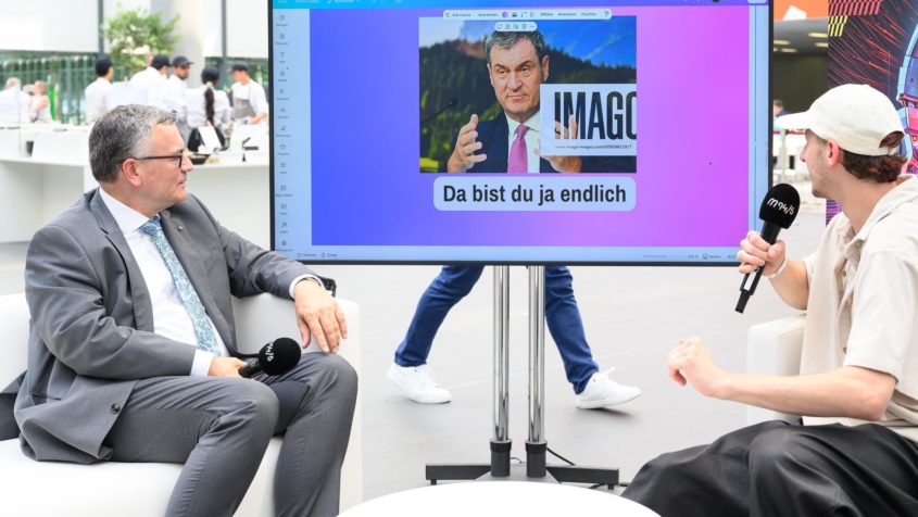 Medienminister Dr. Florian Herrmann im Gespr&auml;ch mit M94.5.