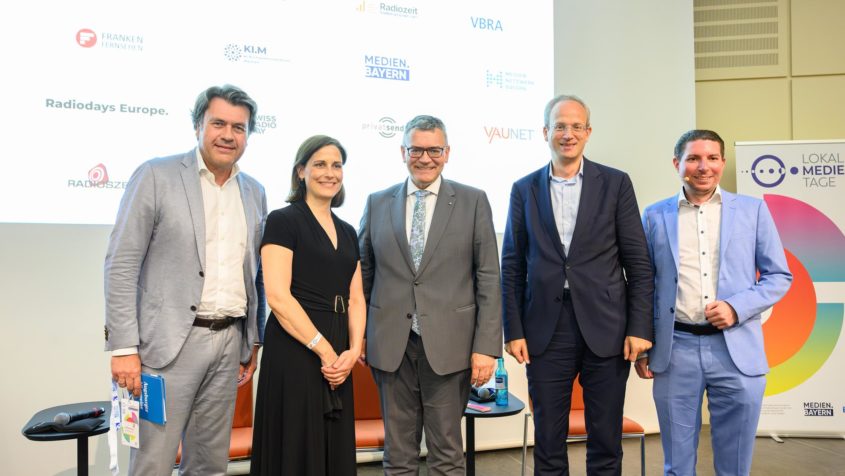 Panel zum Thema &bdquo;Wie Innovation, Digitalisierung und fairer Wettbewerb gelingen&ldquo; mit dem Vorsitzenden der Gesch&auml;ftsleitung der Mediengruppe Pressedruck, Dr. Bernhard Hock, der Gesch&auml;ftsf&uuml;hrerin der a.tv GmbH & Co. KG, Ruth Klaus, Medienminister Dr. Florian Herrmann, dem BLM-Pr&auml;sidenten Dr. Thorsten Schmiege und dem Landesgesch&auml;ftsf&uuml;hrer und Referent f&uuml;r Digitales, Medien und Kultur der CSU-Landesleitung, Tobias Berner (v.l.n.r.).