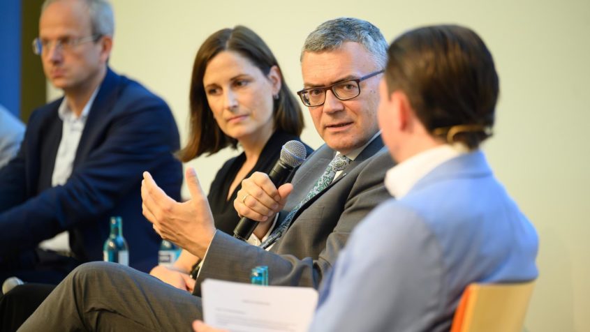 Im Mittelpunkt des Panels zum Thema &bdquo;Wie Innovation, Digitalisierung und fairer Wettbewerb gelingen&ldquo; stehen Innovation, Digitalisierung, faire Wettbewerbsbedingungen und die Frage, wie regionale Medien auch k&uuml;nftig starke und verl&auml;ssliche Informationen aus der Region f&uuml;r die Region bieten k&ouml;nnen.