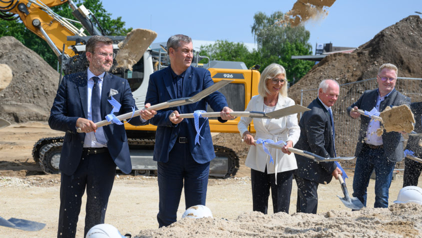 Nürnbergs Oberbürgermeister Marcus König, Ministerpräsident Dr. Markus Söder, Sozialministerin Ulrike Scharf, der Vorsitzende des BKDR-Trägervereins, Ewald Oster, und der Geschäftsführer des BKDR, Waldemar Eisenbraun (v.l.n.r.), beim Spatenstich für das Bayerische Kulturzentrum für Deutsche aus Russland in Nürnberg.