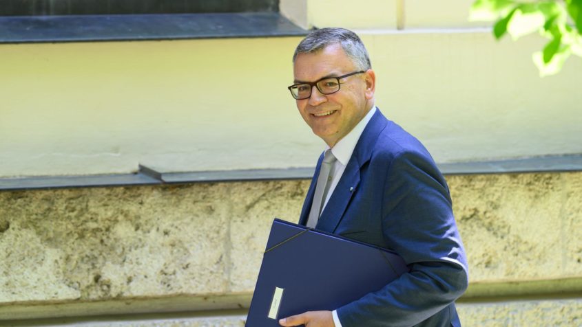Staatskanzleiminister Dr. Florian Herrmann vor dem Prinz-Carl-Palais. ...