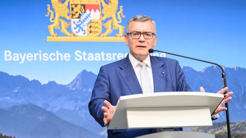 In einer Pressekonferenz informiert Staatskanzleiminister Dr. ...