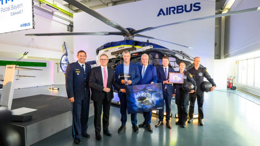 Gruppenbild unter anderem mit dem CEO der Airbus Helicopters ...