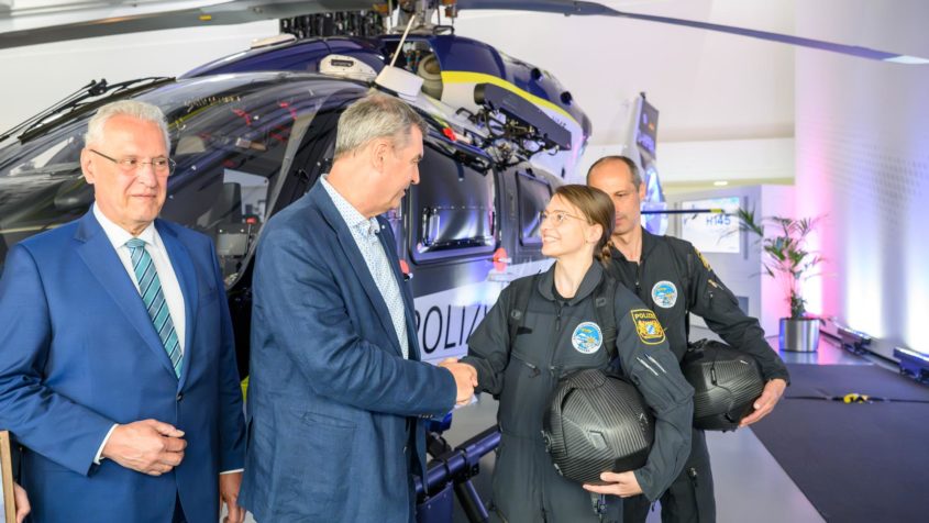Vorstellung+der+neuen+Polizeihubschrauber+der+Bayerischen+Polizei%3A+Innenminister+Joachim+Herrmann%2C+Ministerpr%C3%A4sident+Dr.+Markus+S%C3%B6der+und+zwei+Piloten+der+Polizeihubschrauberstaffel+Bayern.