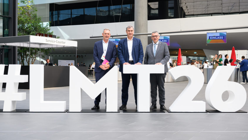 Er&ouml;ffnung der Lokalmedientage 2026 im NCC Messe N&uuml;rnberg (v.l.n.r.): Der Gesch&auml;ftsf&uuml;hrer der Medien.Bayern GmbH, Stefan Sutor, Ministerpr&auml;sident Dr. Markus S&ouml;der und Medienminister Dr. Florian Herrmann.