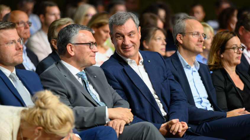 N&uuml;rnbergs Oberb&uuml;rgermeister Marcus K&ouml;nig, Medienminister Dr. Florian Herrmann, Ministerpr&auml;sident Dr. Markus S&ouml;der und der Pr&auml;sident der Bayerischen Landeszentrale f&uuml;r neue Medien, Dr. Thorsten Schmiege (v.l.n.r.).