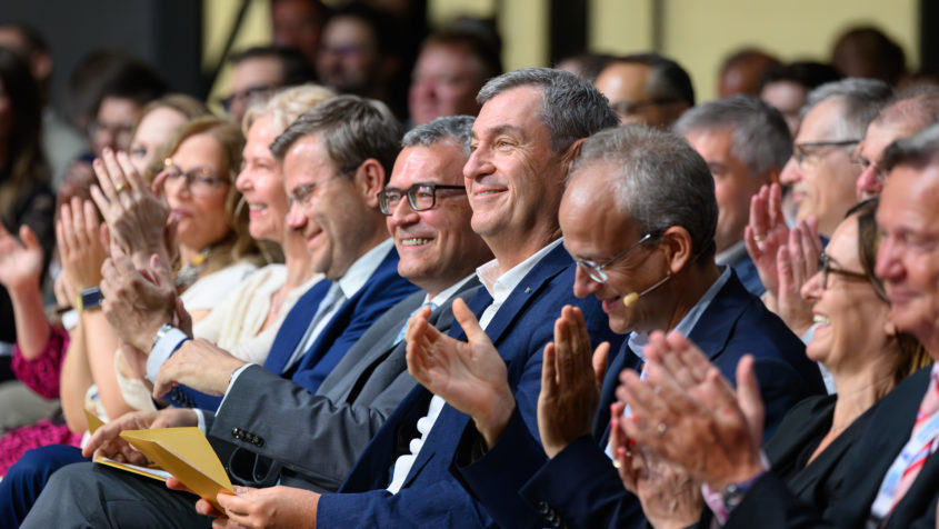 N&uuml;rnbergs Oberb&uuml;rgermeister Marcus K&ouml;nig, Medienminister Dr. Florian Herrmann, Ministerpr&auml;sident Dr. Markus S&ouml;der und der Pr&auml;sident der Bayerischen Landeszentrale f&uuml;r neue Medien, Dr. Thorsten Schmiege.