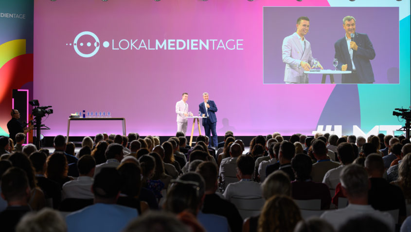 Ministerpr&auml;sident Dr. Markus S&ouml;der im Gespr&auml;ch mit Moderator Elian Preuhs.