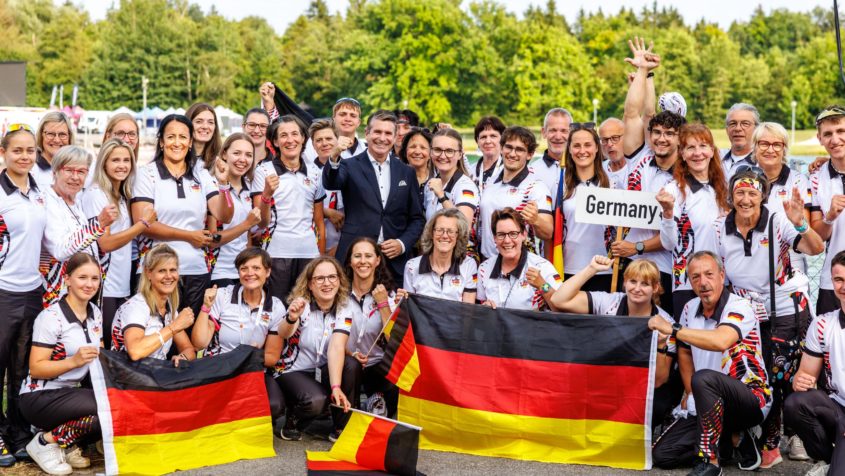 Gruppenbild mit Europaminister Eric Bei&szlig;wenger und dem deutschen Team.
