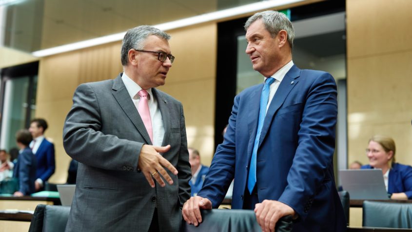 Staatskanzleiminister Dr. Florian Herrmann (links) im Gespräch mit Ministerpräsident Dr. Markus Söder (rechts).