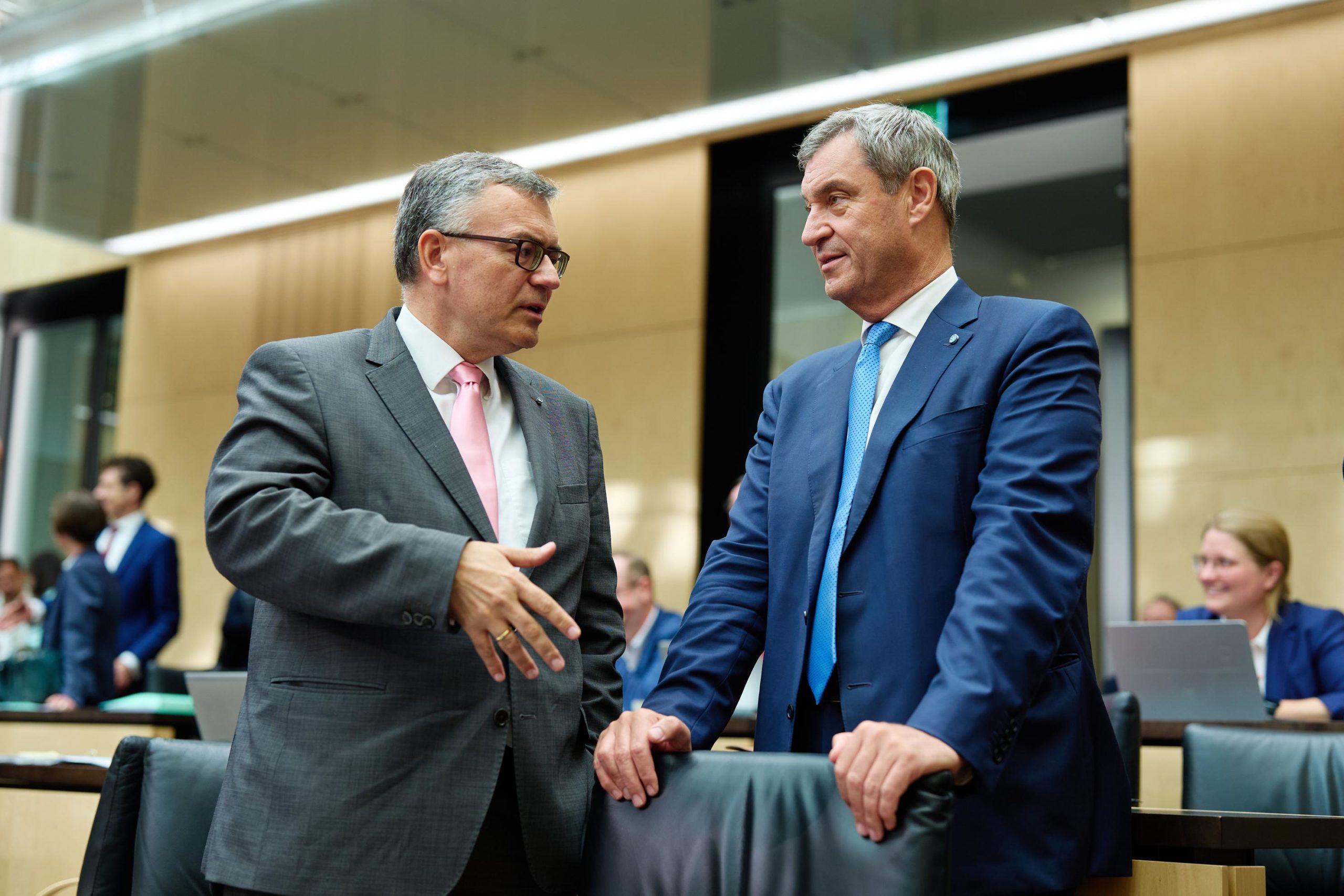 Staatskanzleiminister Dr. Florian Herrmann (links) im Gespräch mit Ministerpräsident Dr. Markus Söder (rechts).