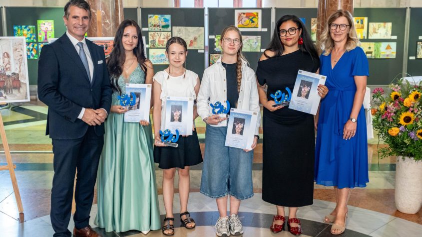 Auszeichnung der bayerischen Bundessiegerinnen und -sieger des 73. &bdquo;Europ&auml;ischen Wettbewerbs&ldquo;. Motto des diesj&auml;hrigen Wettbewerbs lautete &bdquo;Dein Europa: Recht, Respekt &ndash; Realit&auml;t?!&ldquo;