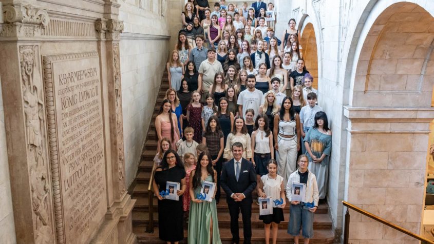 Gruppenbild mit Europaminister Eric Bei&szlig;wenger und den bayerischen Bundessiegerinnen und -sieger des 73. &bdquo;Europ&auml;ischen Wettbewerbs&ldquo; in der Staatskanzlei.