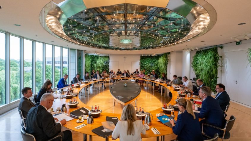 Die Kabinettssitzung findet im Ministerratssaal der Bayerischen Staatskanzlei statt.