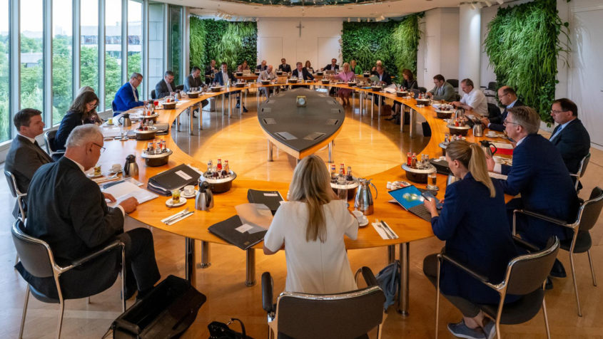 Die Kabinettssitzung findet im Ministerratssaal der Bayerischen Staatskanzlei statt.