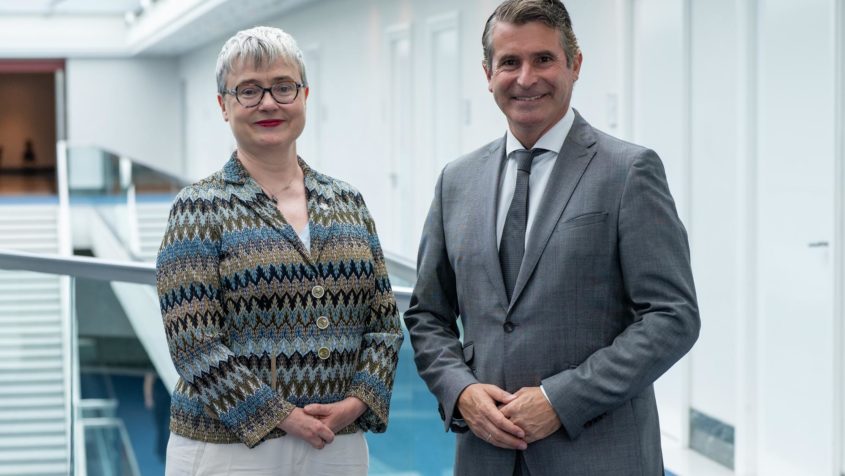 Die Botschafterin von Irland, Maeve Collins (links), und Europaminister Eric Beißwenger (rechts) in der Staatskanzlei.